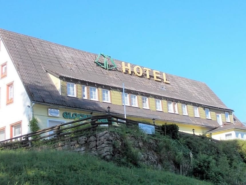 Hotelansicht bei Sonnenschein