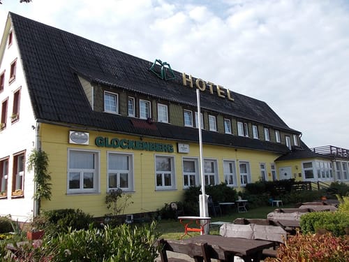 Hotel Glockenberg – Außenansicht mit Biergarten und Schriftzug