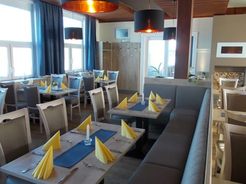 Hotelrestaurant mit verschieden eingedeckten Tischen