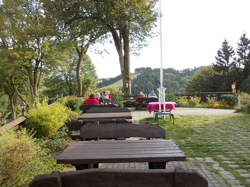 Hotelterrasse mit verschiedenen Sitzbänken aus Holz