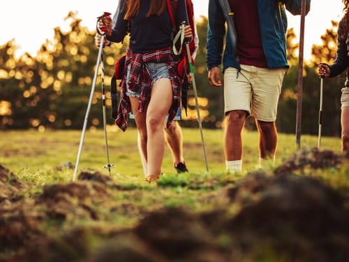 Wanderer mit Walkingstöcken in der Natur