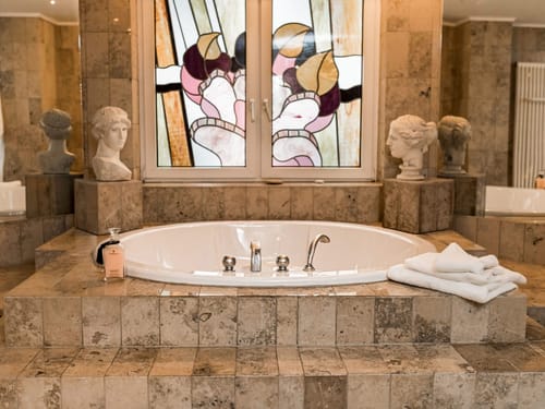 Basenbad im Wellnessbereich