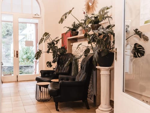 Lobby mit zwei Sessel und Tisch im Eingangsbereich
