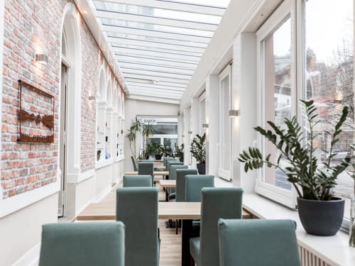 hell und farbenfrohes Restaurant im Wintergarten