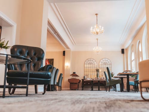 Verschiedene Sitzmöglichkeiten in der Lobby