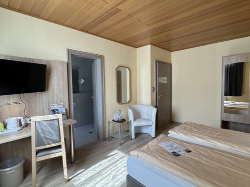 Helles und freundlich eingerichtetes Hotelzimmer