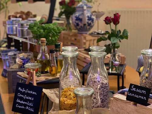 Angerichtetes Frühstücksbuffet