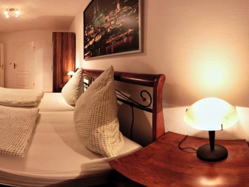 Nachttisch im Doppelzimmer