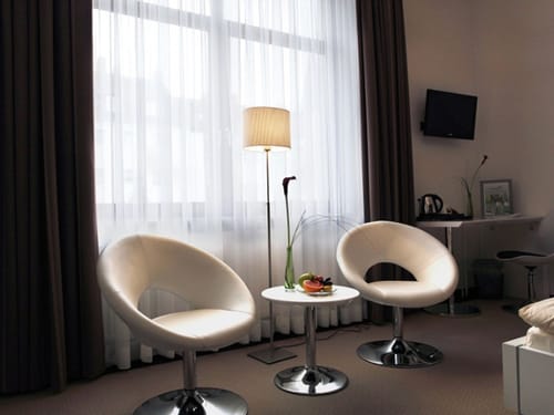 zwei Sessel mit Tisch im Hotelzimmer