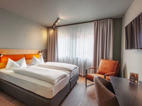 Geräumiges Doppelzimmer mit Sofa.