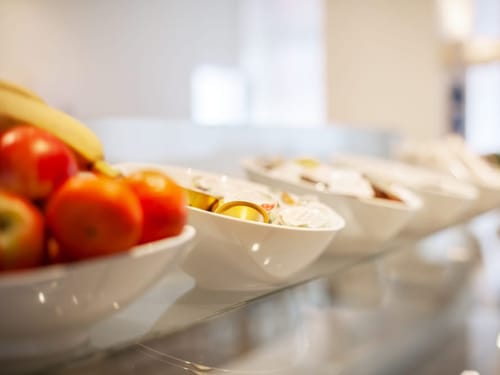Obst und Marmeladen auf dem Frühstücksbuffet