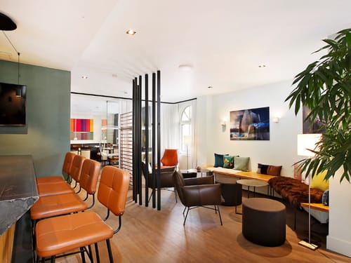 Moderne Lobby und Bar im Hotel am Jakobsmarkt