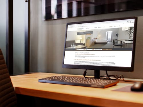 Arbeitsplatz für den PC im Doppelzimmer