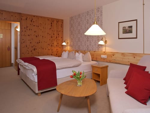 Doppelzimmer mit Tisch und Sitzecke