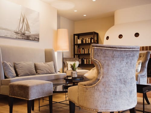 Kamin, Sessel, Tisch und eine couch