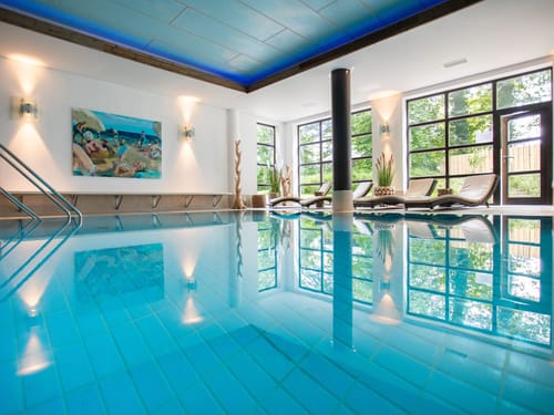 Schwimmbad mit ein paar Liegestühlen