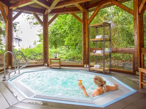 Whirlpool mit einer Frau drin