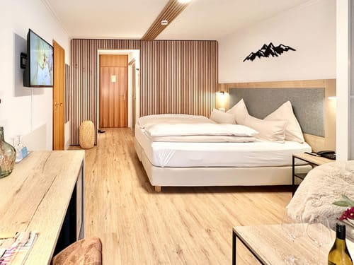 Helles Zimmer mit TV und Schreibtisch