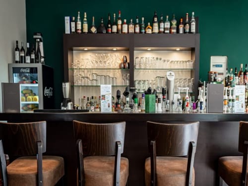 Hotelbar mit Barhockern