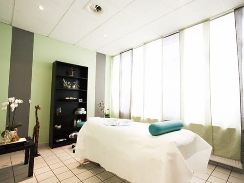 Beautyraum mit einer Wellnessliege