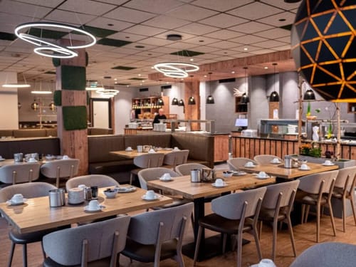 gedeckte Tisch im Frühstücksraum