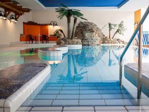 Wellnessbereich mit Hallenbad