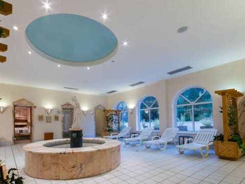 Zugang zu den Saunen, Brunnen und Relaxliegen im Wellnessbereich