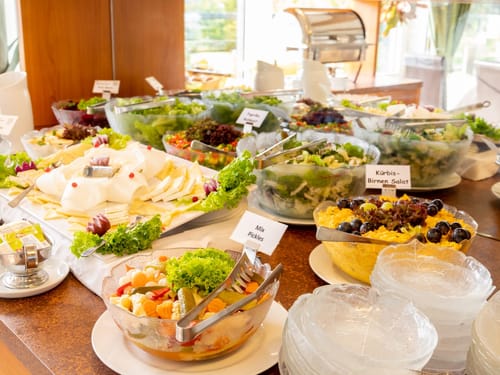 Entdecken Sie ein vielfältiges Buffet mit knackigen Salaten und einer Auswahl an Käsespezialitäten. Genießen Sie frische Zutaten und kreative Rezeptideen.