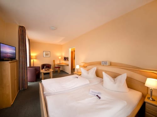 Gemütliches Doppelzimmer mit modernem Interieur und TV