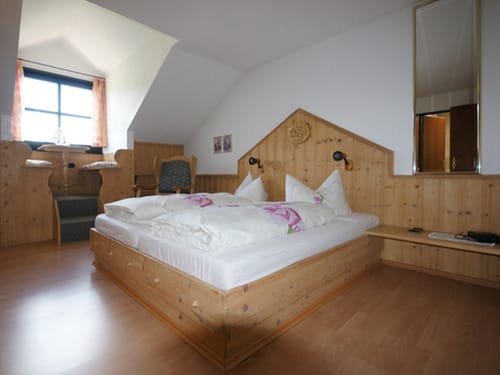 Großes Bett und Sitzmöglichkeiten