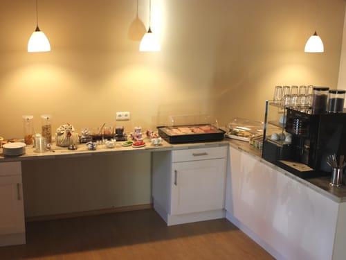 Frühstücksbuffet mit verschiedenen Speisen