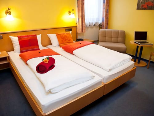 Standard Doppelzimmer mit Doppelbett und Sessel