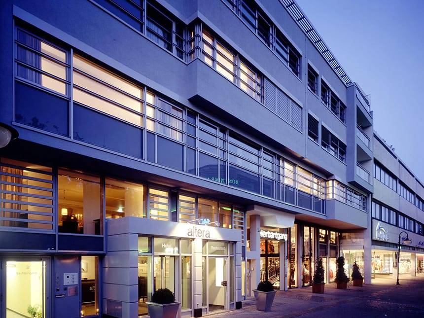 Hotel am Abend von Aussen