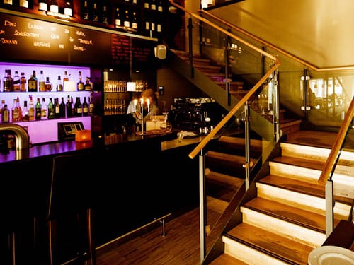 Beleuchtete Bar am Abend