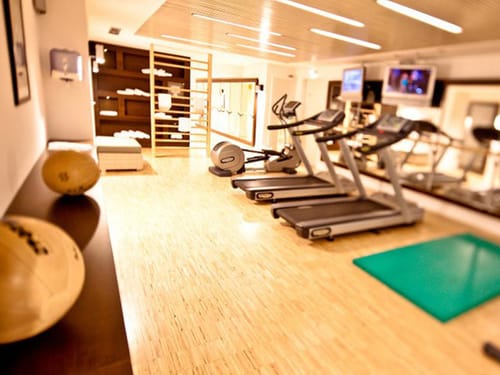 Fitnessraum mit ein paar Fitnessgeräten