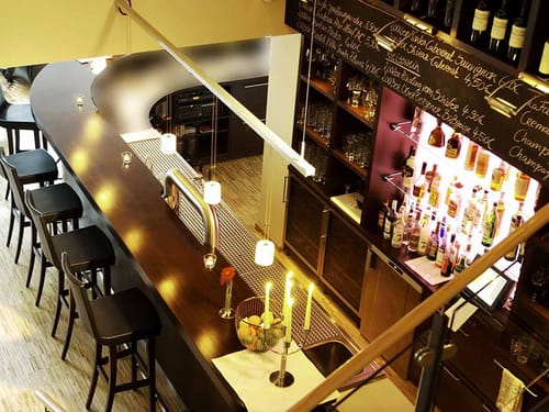 Bar von oben mit Hockern und mehreren Getränken