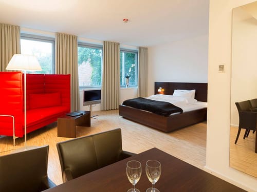 Großes Zimmer mit Sitzecke und einem Tisch
