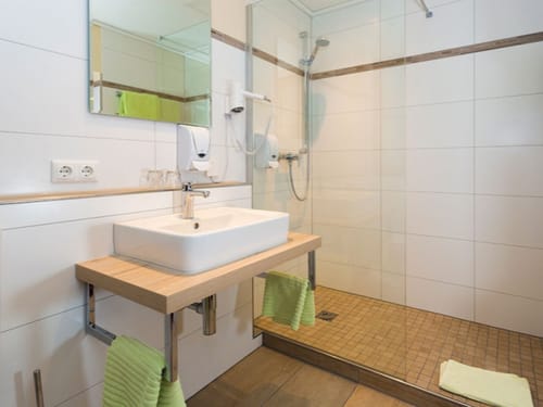 Helles modernes Badezimmer