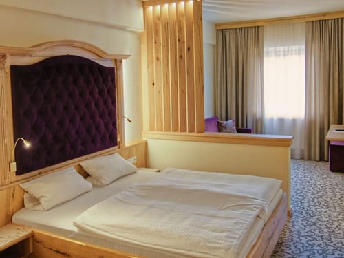 Doppelzimmer mit Sitzecke, TV und Schreibtisch