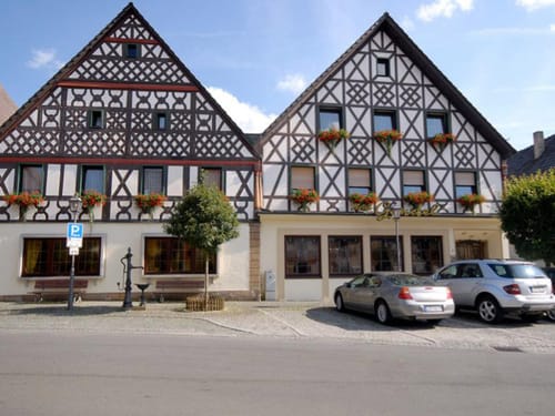 Hotel am Tag von Aussen