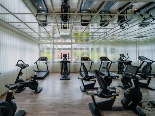 verschiedene Cardio Geräte im Fitnessraum