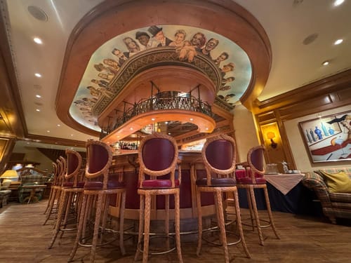 gemütliche Hotelbar rundrum mit Barhockern