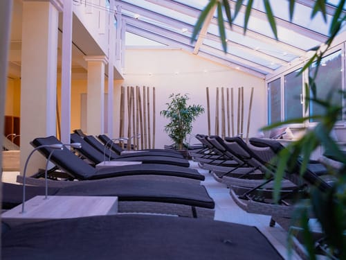 verschiedene Relaxlliegen im Ruheraum