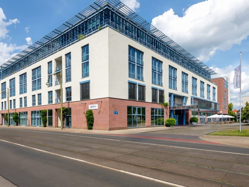 Hotel am Tag von aussen