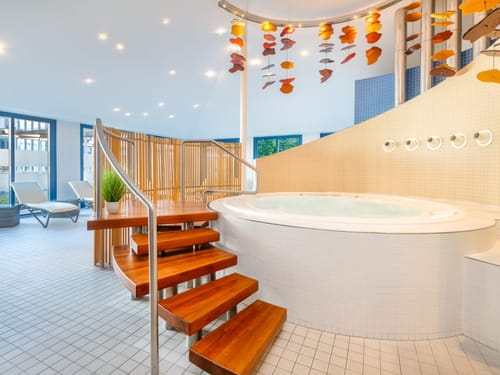 Whirlpoolbereich mit Liegestühlen