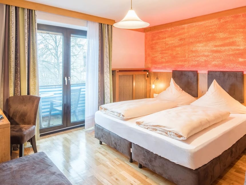 modernes Doppelzimmer mit Zustellbett