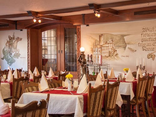 verschieden weiß eingedeckte Tische im Hotelrestaurant