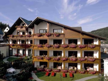 Traditionelles deutsches Hotel mit blumengeschmücktem Balkon