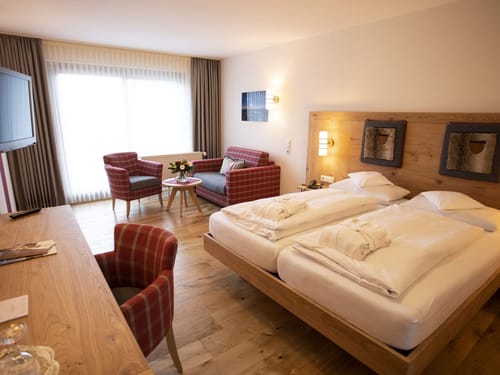 Gemütliches Hotelzimmer mit Doppelbett und Sitzbereich