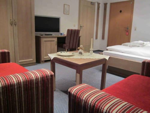 Gemütliches Hotelzimmer mit modernen Annehmlichkeiten